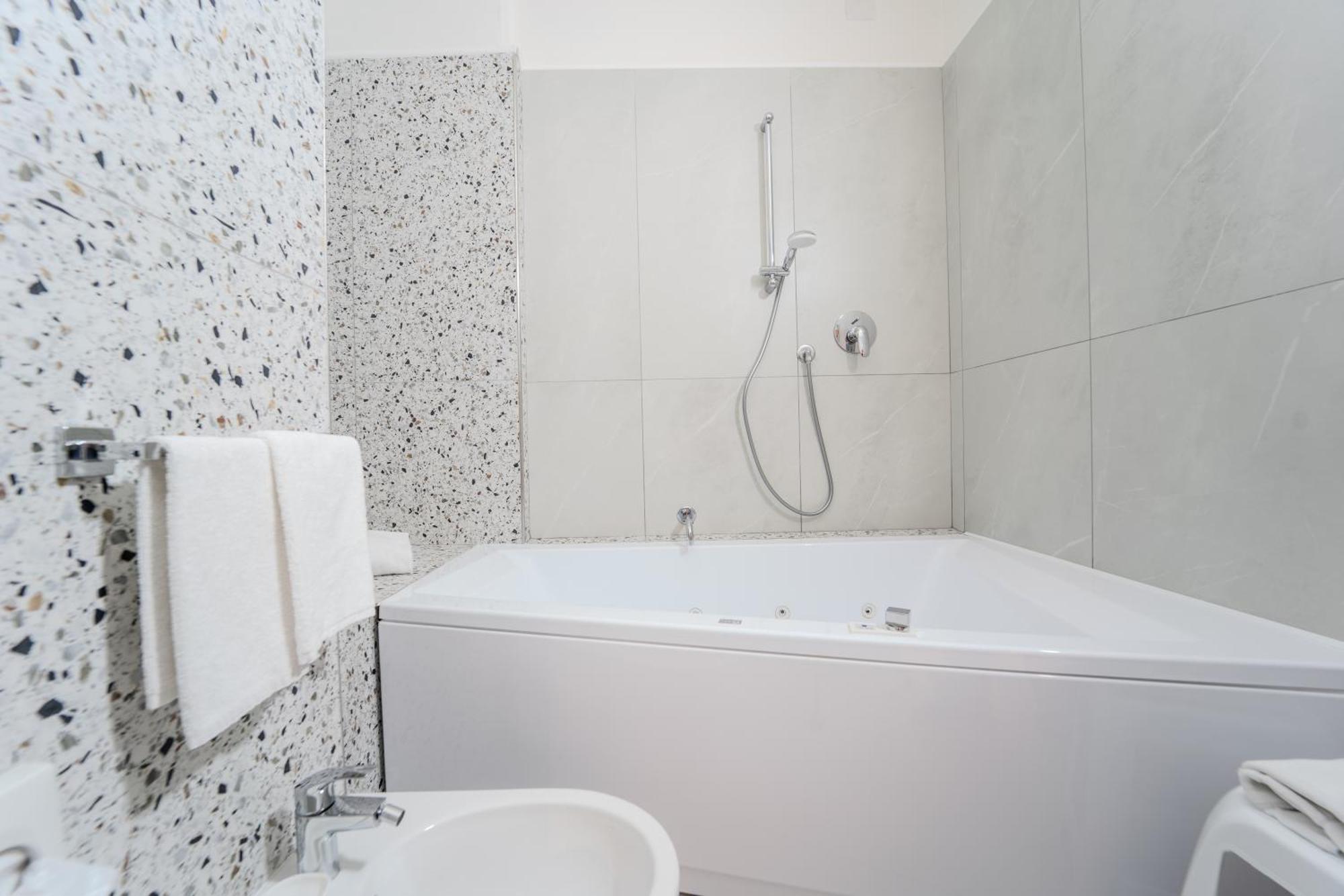 Hotel Donatello Модена Екстер'єр фото