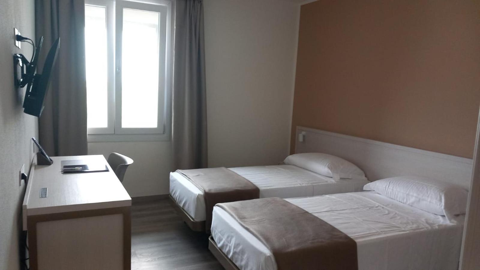 Hotel Donatello Модена Екстер'єр фото