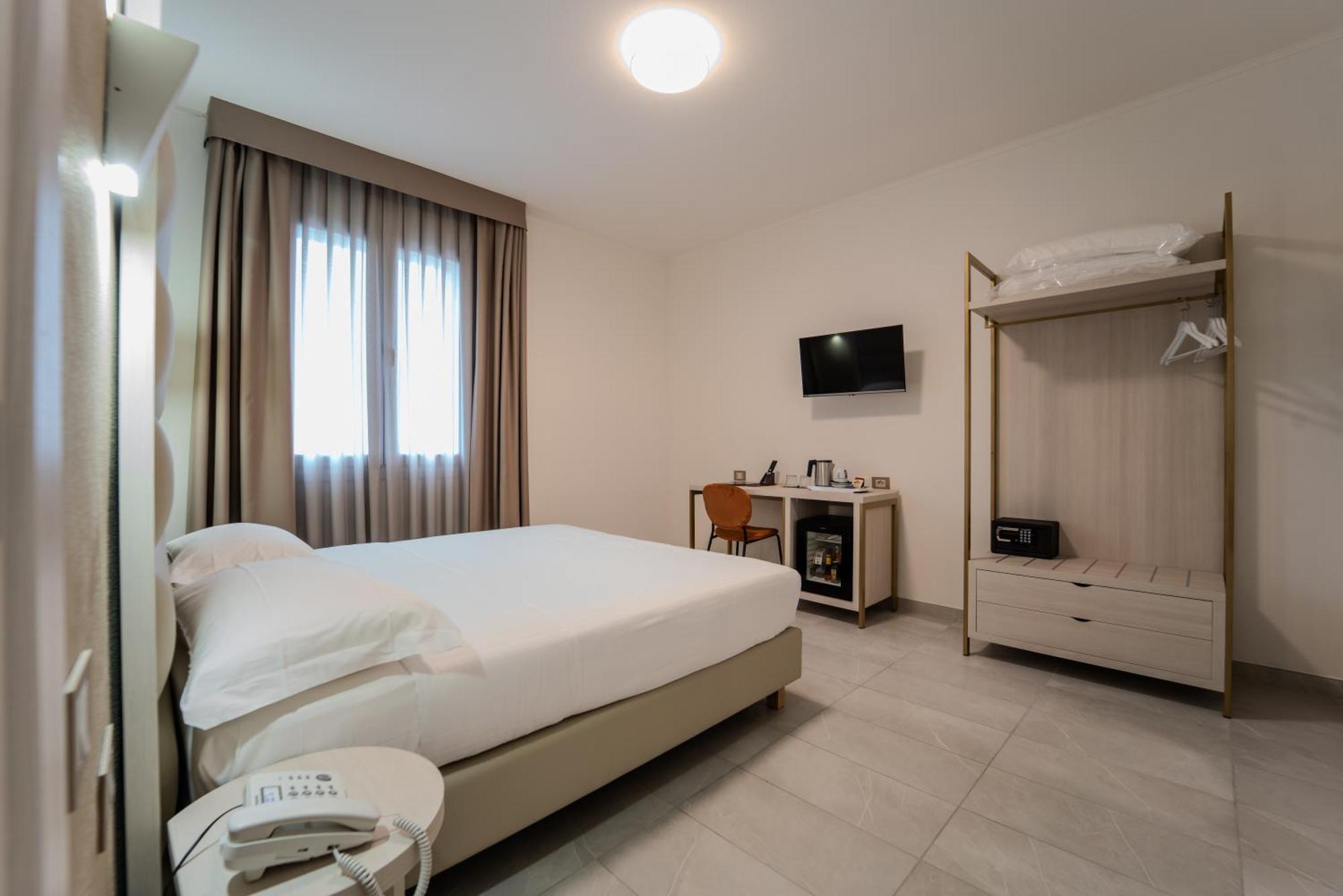 Hotel Donatello Модена Екстер'єр фото